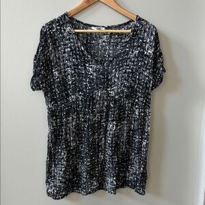 Liz Lange Black and White Patterned Maternity Blouse